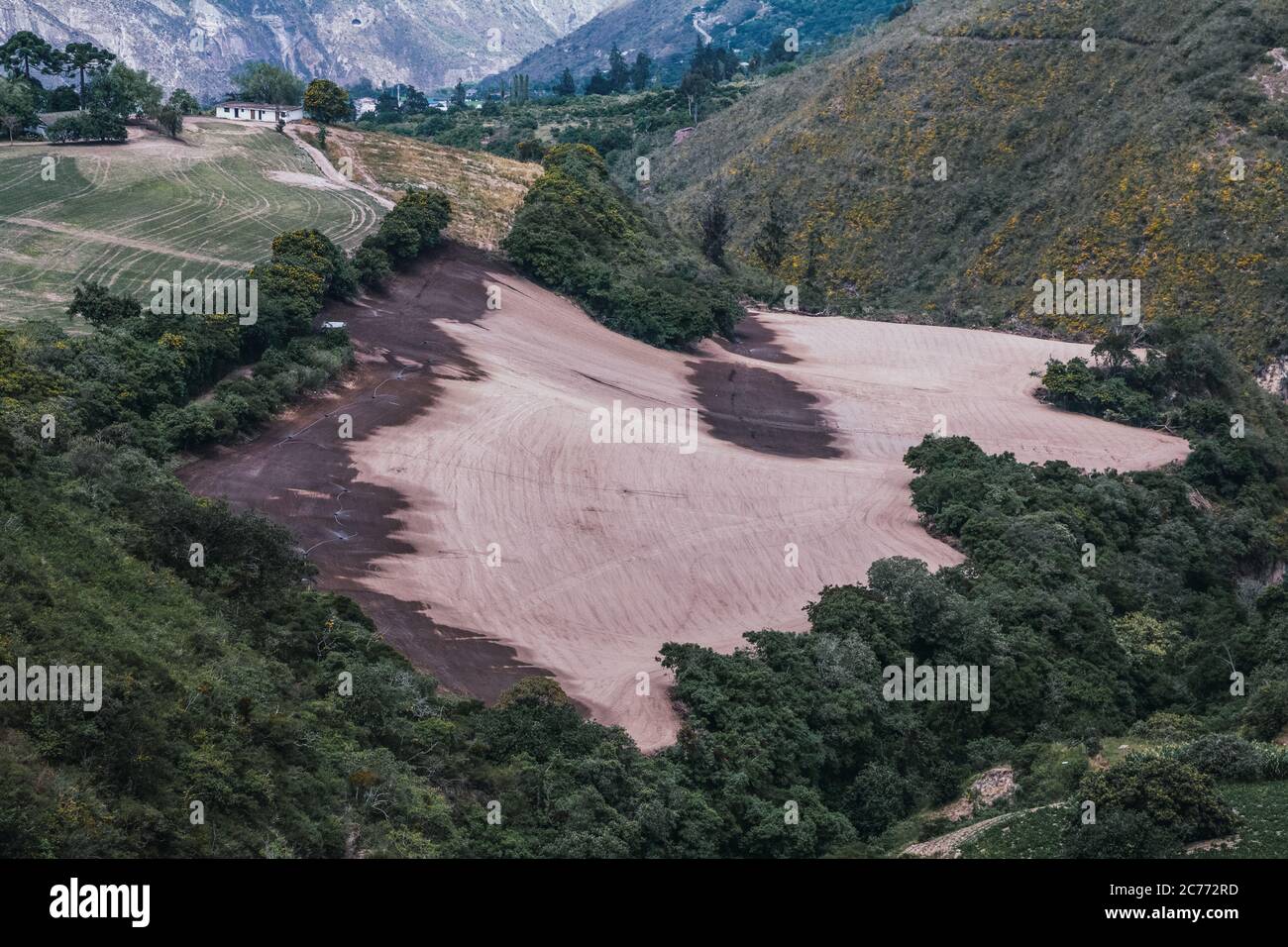 superficie agricola appena piantata, irrigata, pronta a crescere Foto Stock