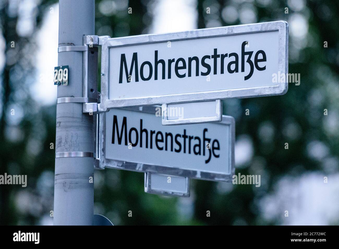 14 luglio 2020, Berlino, Berlino, Germania: Due cartelli stradali con l'iscrizione 'Mohrenstrasse' possono essere visti. Dagli anni '90 a Berlino si discute di una nuova denominazione della 'Mohrenstrasse' e della stazione della metropolitana omonima, nel contesto di un dibattito più ampio sui nomi delle strade che possono essere storicamente accusati. 'mohr' è un termine di discriminazione di lingua tedesca obsoleta per le persone di colore. Nel luglio 2020, la compagnia di trasporti pubblici di Berlino BVG ha deciso di rinominare la stazione della metropolitana "ohrenstraÃŸe". Il nuovo nome originale ''GlinkastraÃŸe'' è stato eliminato anche a causa di un'altra nega Foto Stock