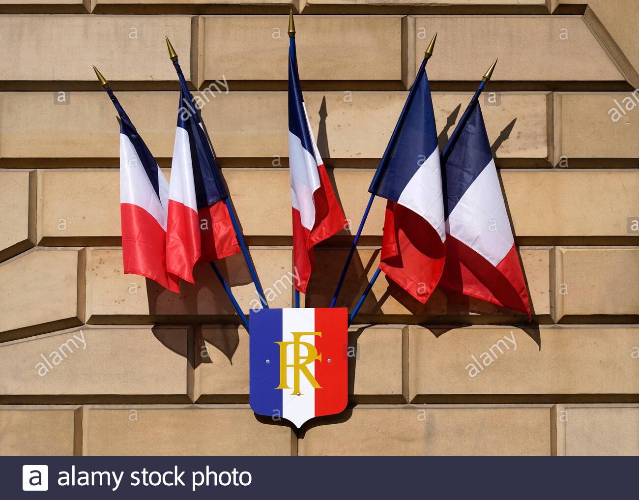 Bandiere francesi multiple all'esterno del Consolato Generale di Francia, Edimburgo, Scozia, Regno Unito Foto Stock
