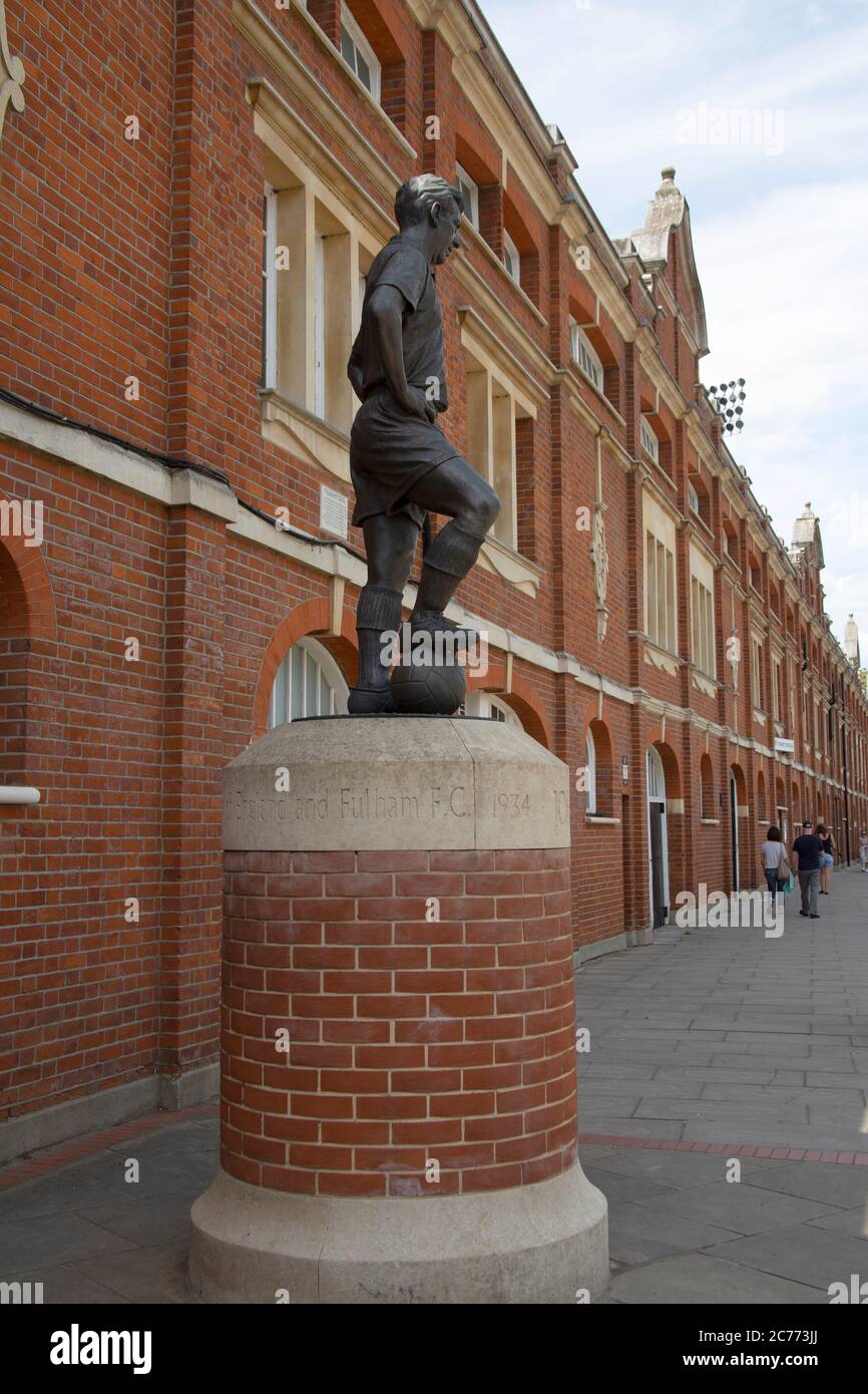 Statua del calciatore Johnny Haynes fuori Craven Cottage casa del Fulham Football Club, Stevenage Road, Fulham, Londra, SW6 6HH Foto Stock