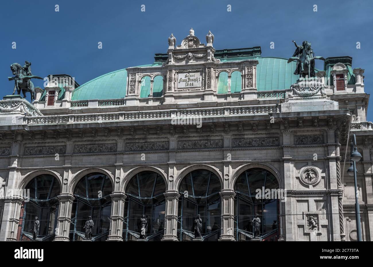 Vista frontale del Teatro dell'Opera nel centro di Vienna in Austria Foto Stock