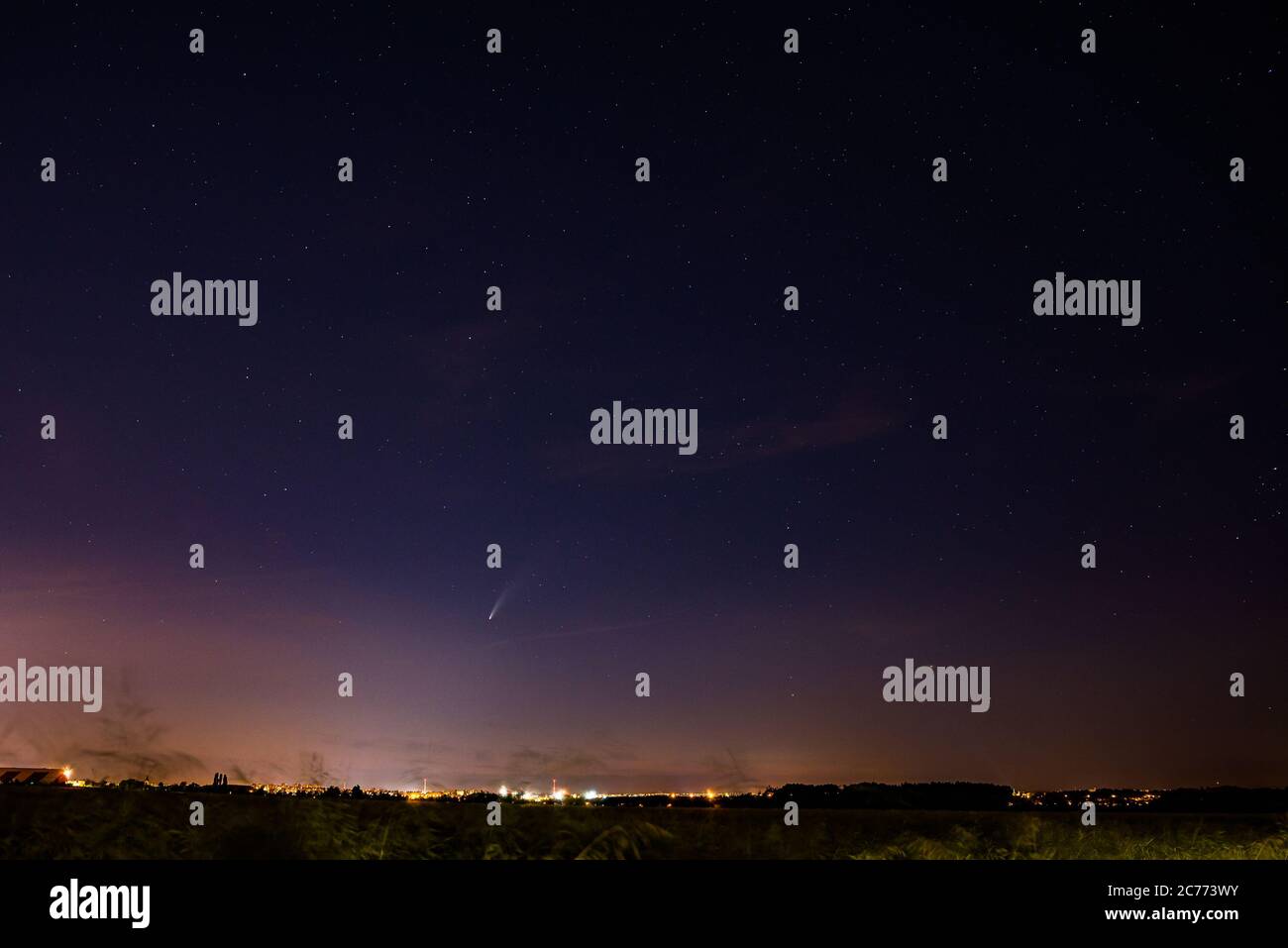 Comet retrogrado con orbita quasi parabolica C/2020 F3 (NEOWISE) sopra Praga, repubblica Ceca Foto Stock
