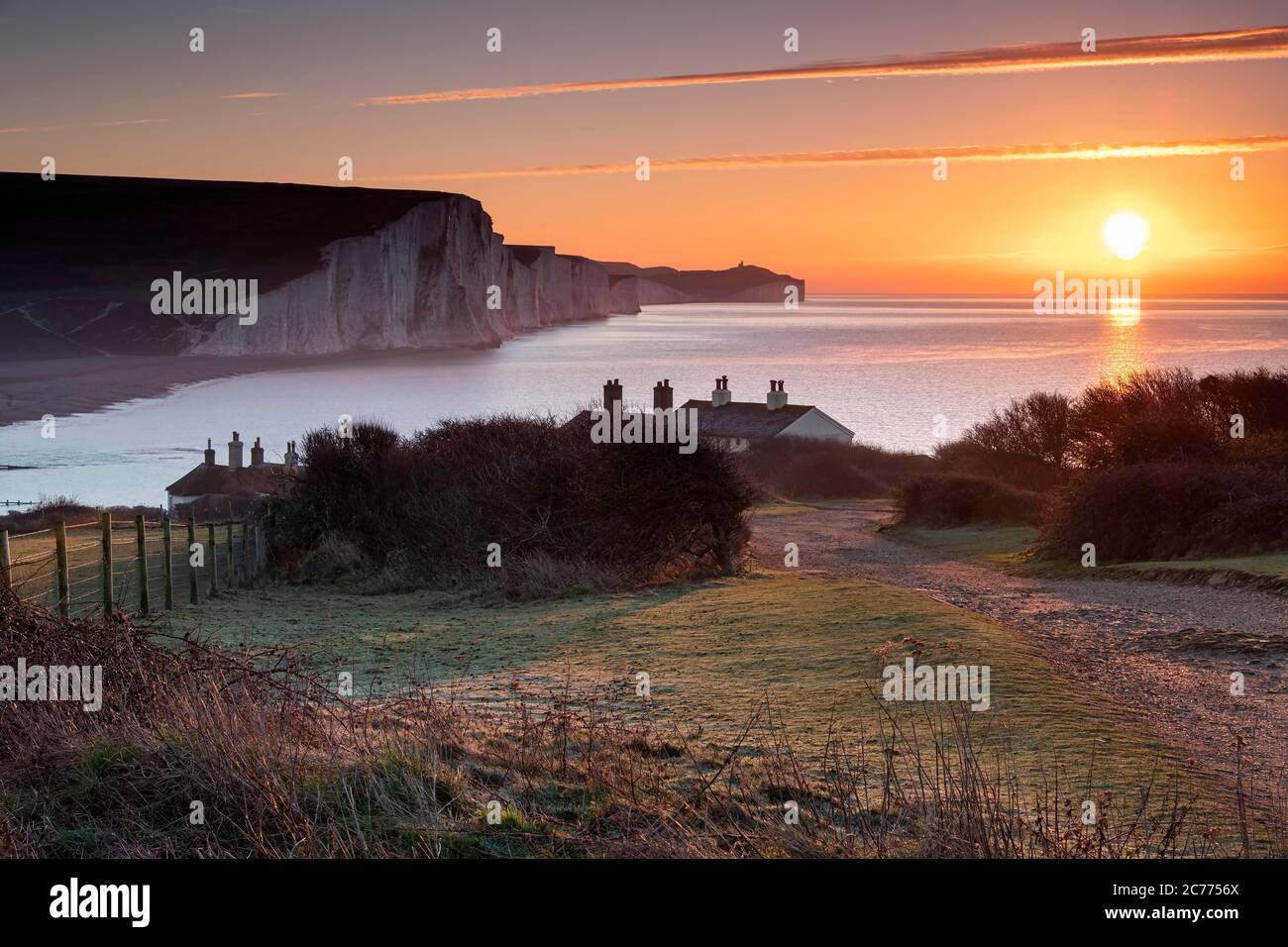 Le sette Sorelle bianche scogliere di gesso all'alba da Cuckmere Haven, South Downs National Park, East Sussex, Inghilterra, Regno Unito Foto Stock