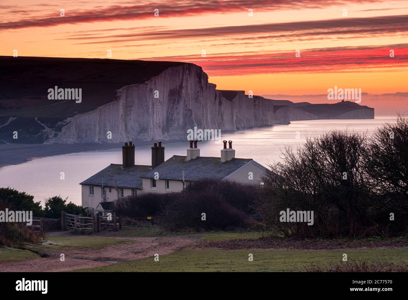 Le sette Sorelle bianche scogliere di gesso all'alba da Cuckmere Haven, South Downs National Park, East Sussex, Inghilterra, Regno Unito Foto Stock