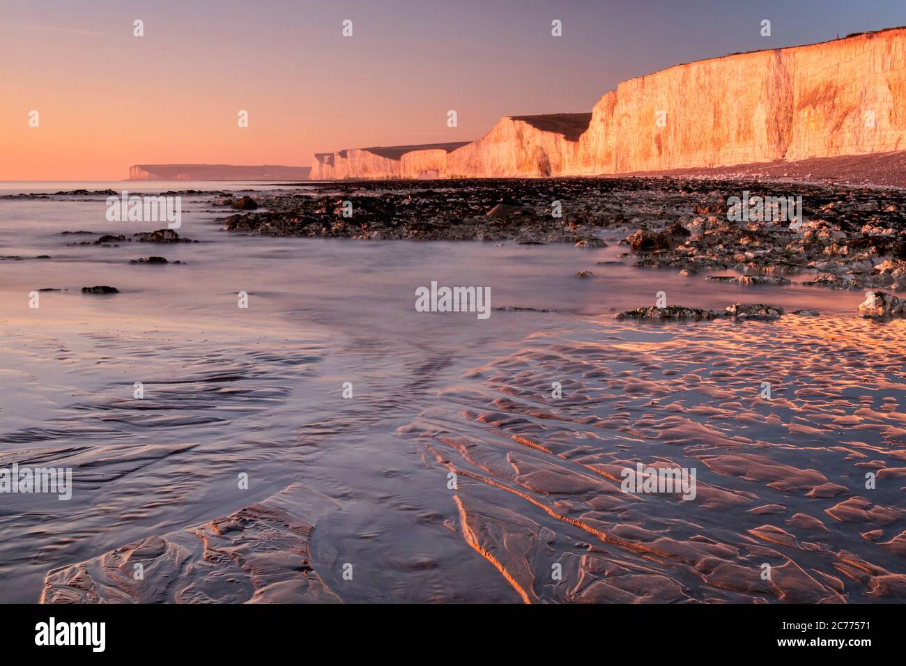 Le scogliere di gesso di Seven Sisters al tramonto, Birling Gap, South Downs National Park, East Sussex, Inghilterra, Regno Unito Foto Stock