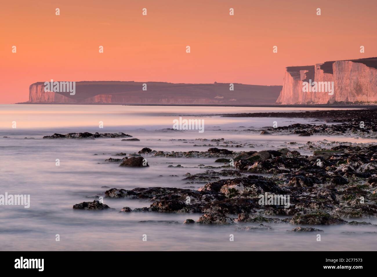 Le scogliere di gesso di Seven Sisters al tramonto, Birling Gap, South Downs National Park, East Sussex, Inghilterra, Regno Unito Foto Stock