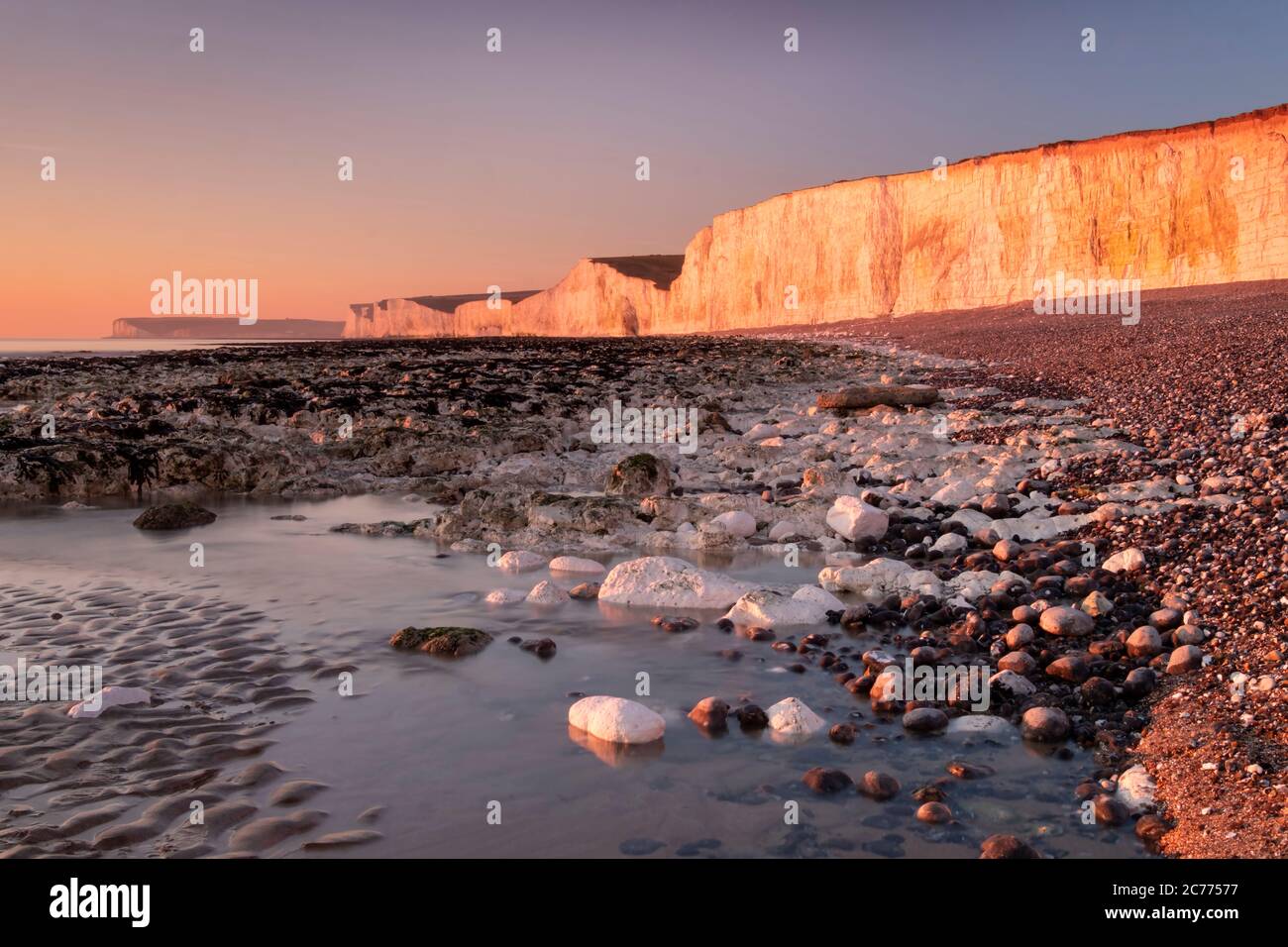 Le scogliere di gesso di Seven Sisters al tramonto, Birling Gap, South Downs National Park, East Sussex, Inghilterra, Regno Unito Foto Stock