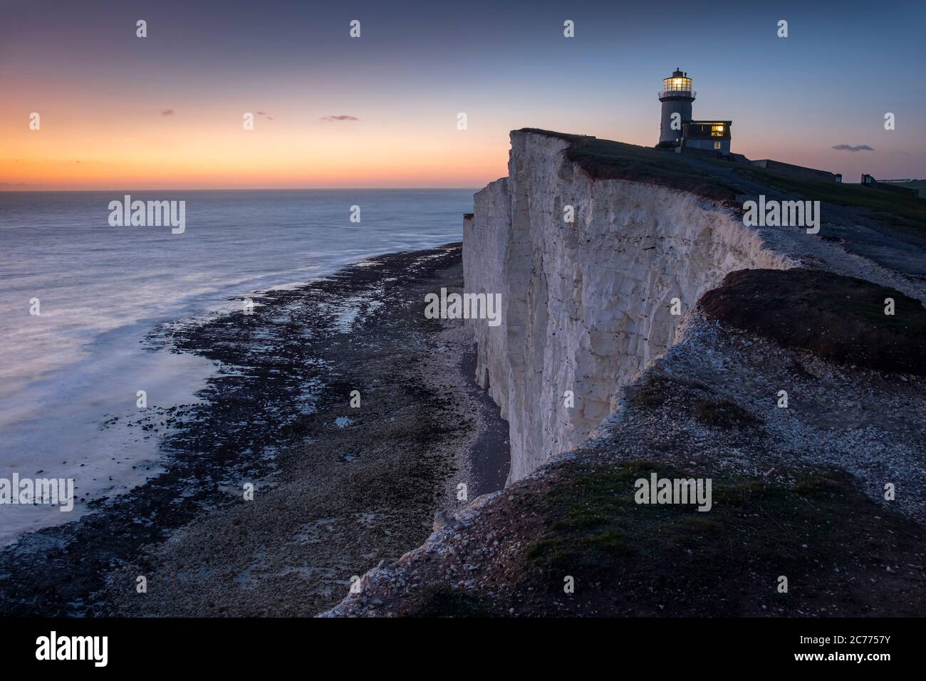 Faro Belle Tout al crepuscolo, Beachy Head, vicino a Eastbourne, South Downs National Park, East Sussex, Inghilterra, Regno Unito Foto Stock