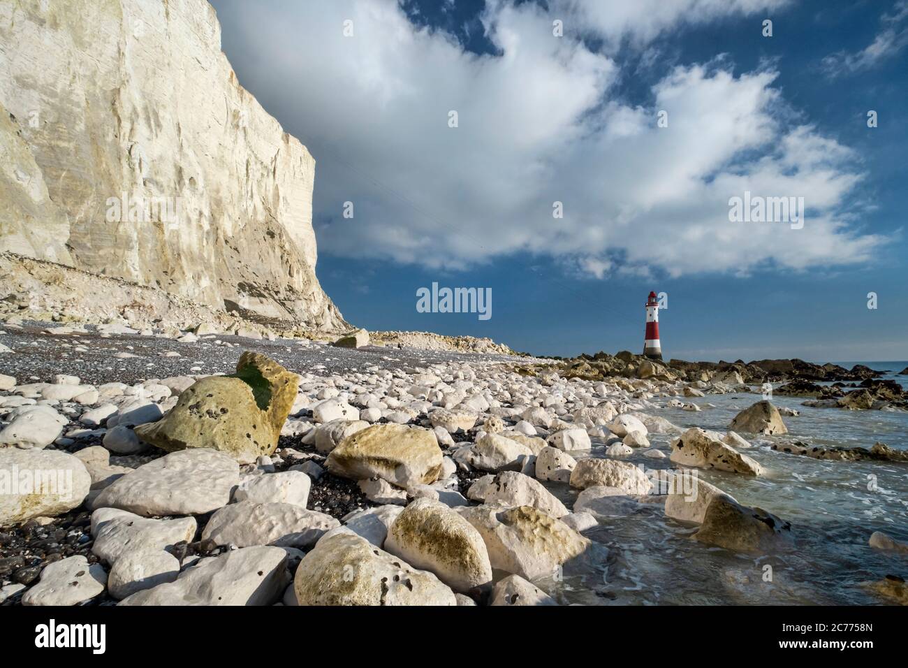 Chalk Boulders sotto Beachy Head e Beachy Head Lighthouse, vicino a Eastbourne, South Downs National Park, East Sussex, Inghilterra, Regno Unito Foto Stock