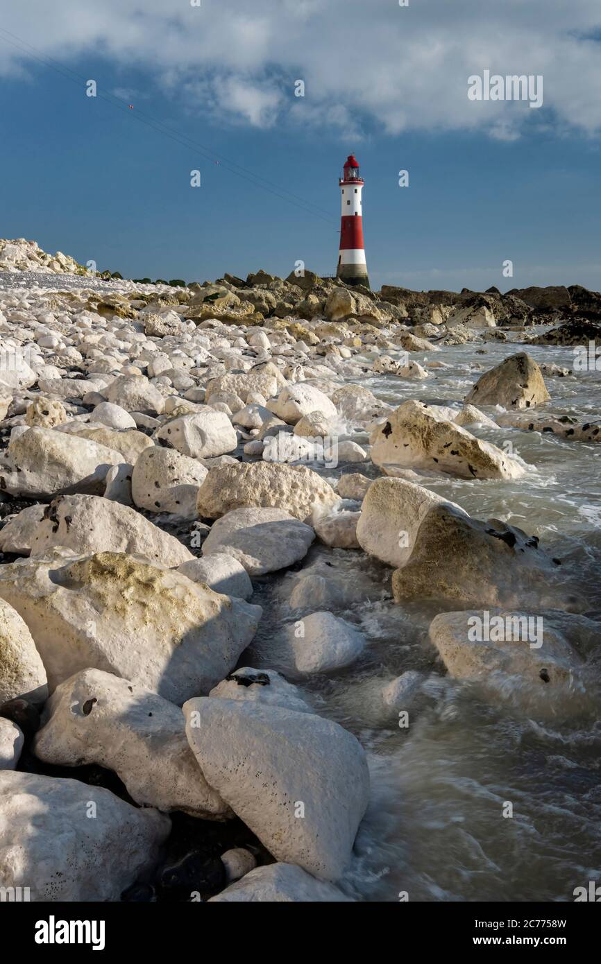 Chalk Boulders e Beachy Head Lighthouse, vicino a Eastbourne, South Downs National Park, East Sussex, Inghilterra, Regno Unito Foto Stock