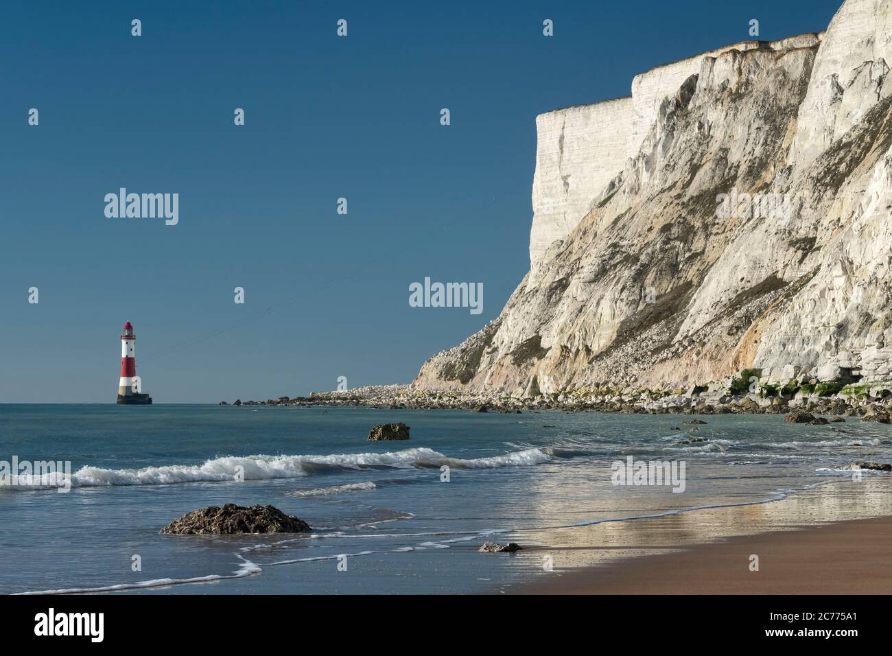 Beachy Head Lighthouse e Beachy Head White Chalk Cliffs, Beachy Head, vicino a Eastbourne, South Downs National Park, East Sussex, Inghilterra, Regno Unito Foto Stock