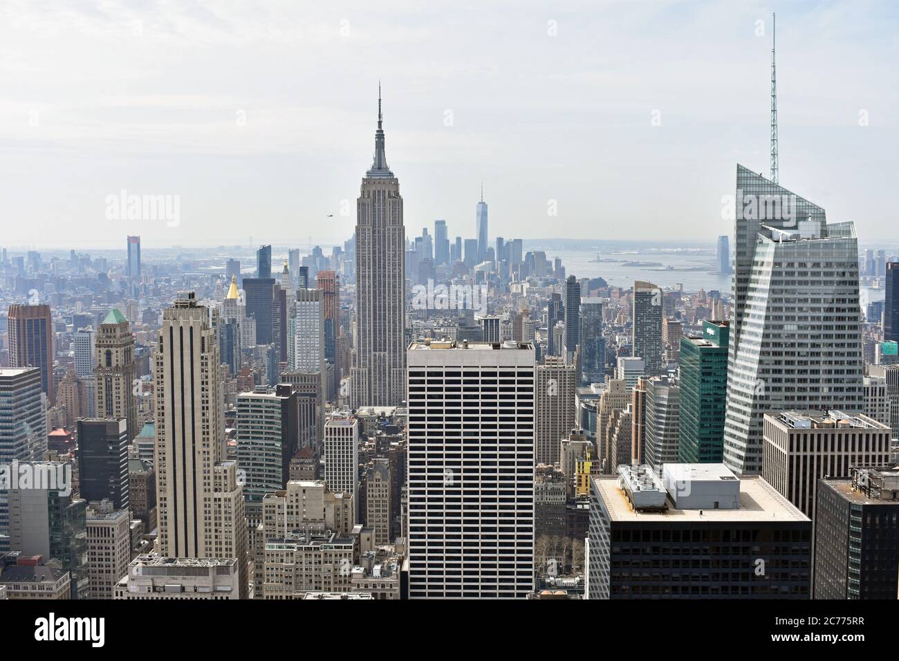 Una vista ampia dalla Top of the Rock di New York City, che guarda a sud verso il centro città, il World Trade Center e l'Empire state Building. Grattacieli di Manhattan. Foto Stock
