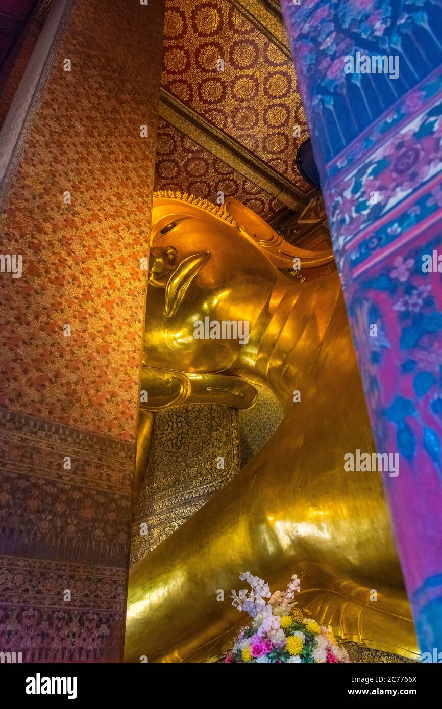 Bangkok, THAILANDIA, 10 GENNAIO 2020: Grande statua dorata del Buddha sdraiato Foto Stock