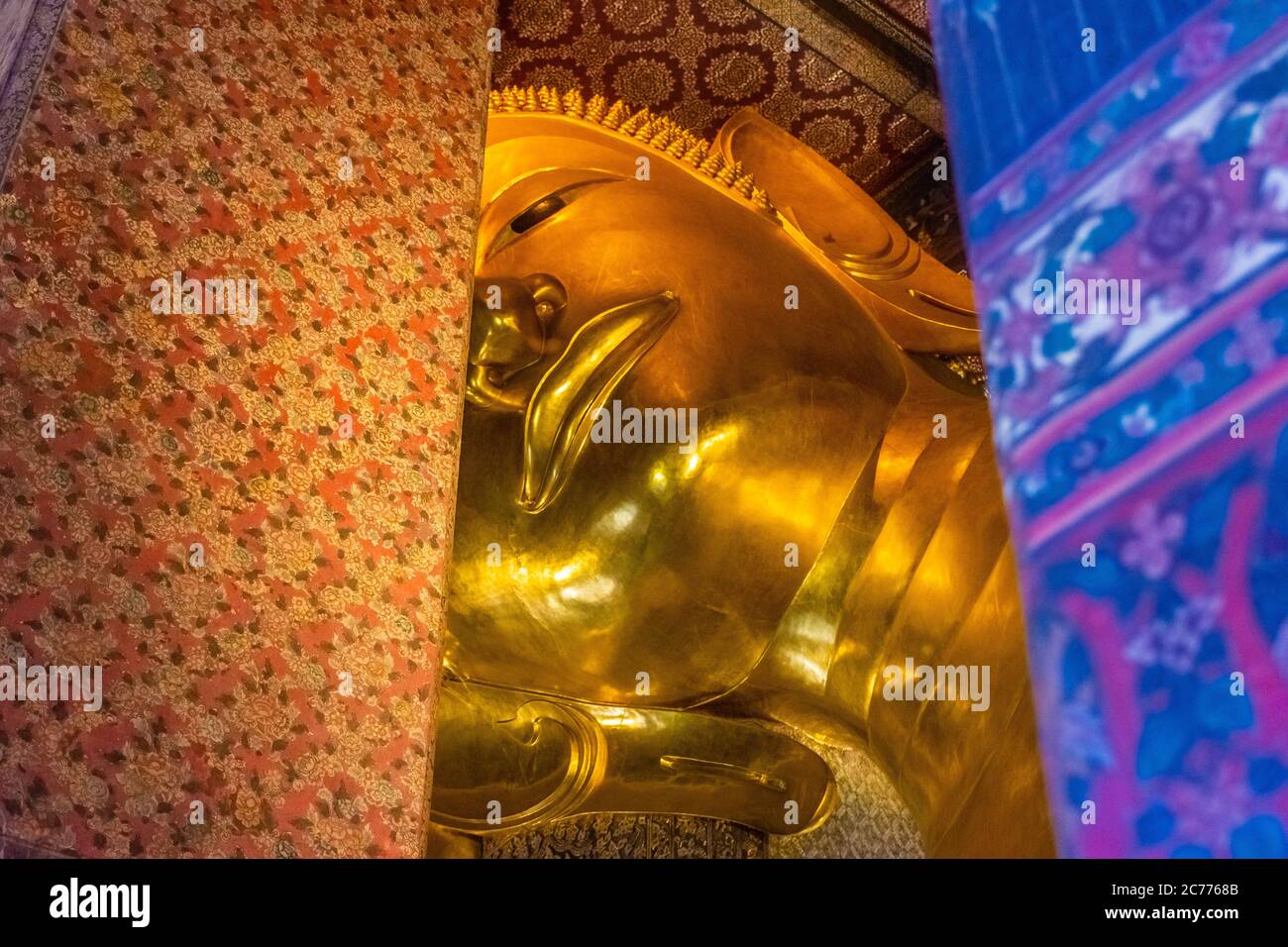 Bangkok, THAILANDIA, 10 GENNAIO 2020: Grande statua dorata del Buddha sdraiato Foto Stock