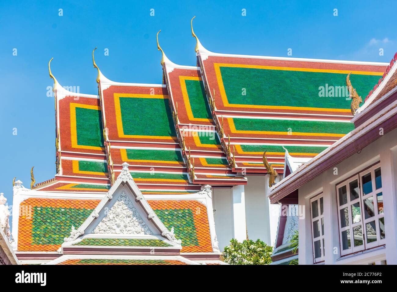 Bei tetti del Tempio di Wat Suthat Thepwararam a Bangkok, Thailandia Foto Stock
