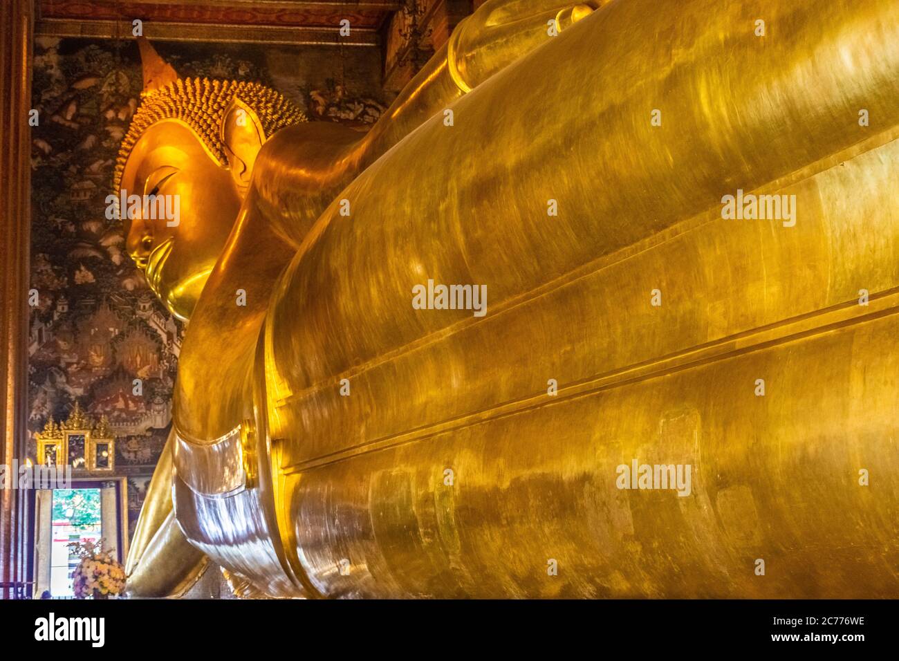 Bangkok, THAILANDIA, 10 GENNAIO 2020: Grande statua dorata del Buddha sdraiato Foto Stock