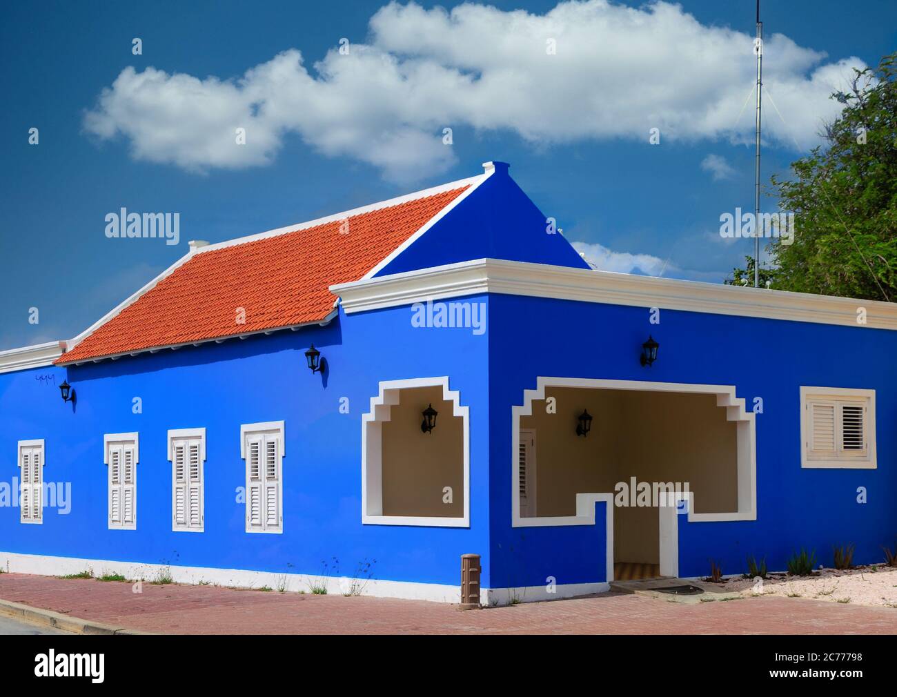 Edificio Blue Plaster con tetto arancione Foto Stock