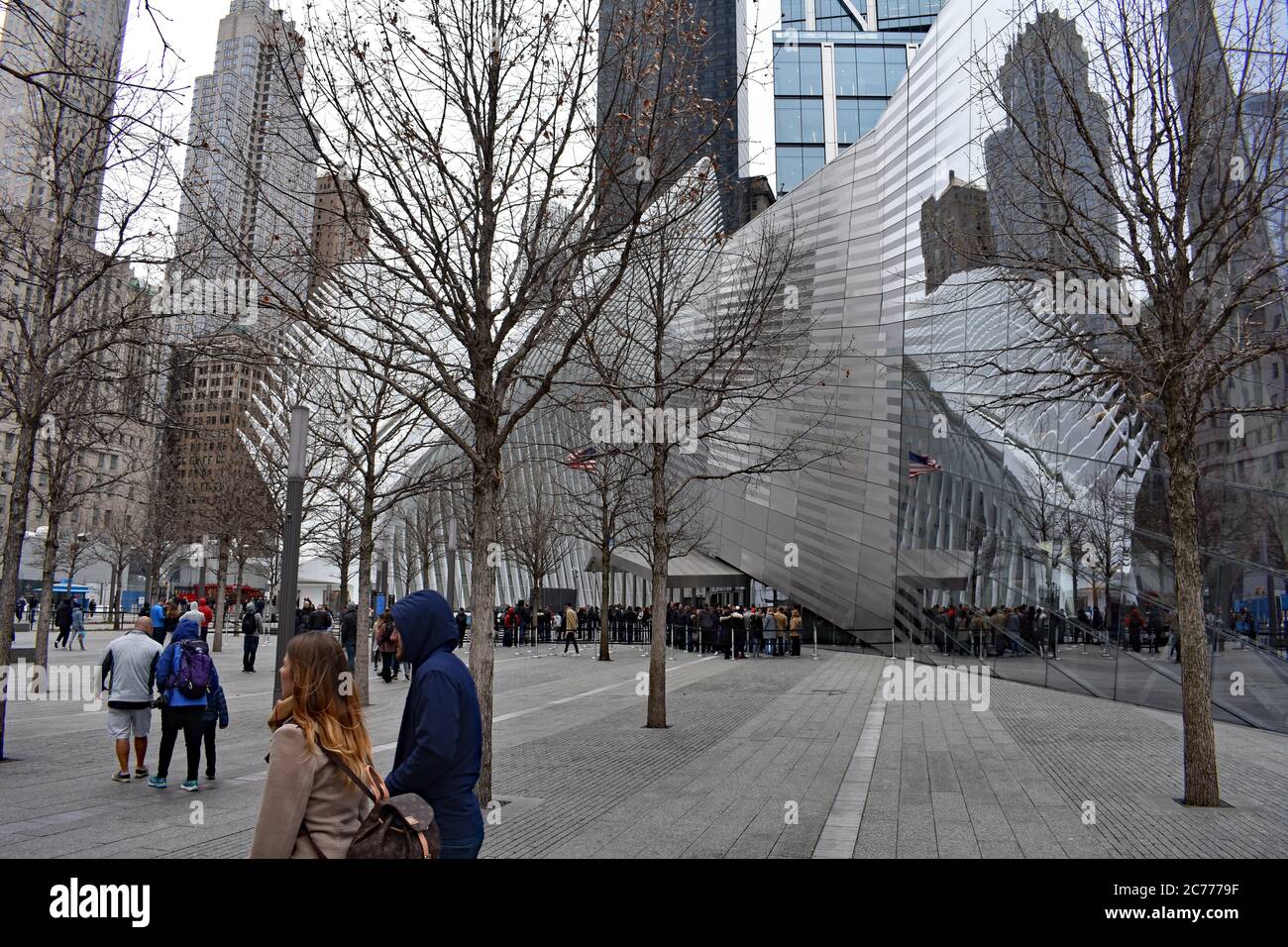 I turisti passeggiano per il centro commerciale mondiale di fronte alla moderna architettura del monumento e museo della nazione 9/11. Foto Stock