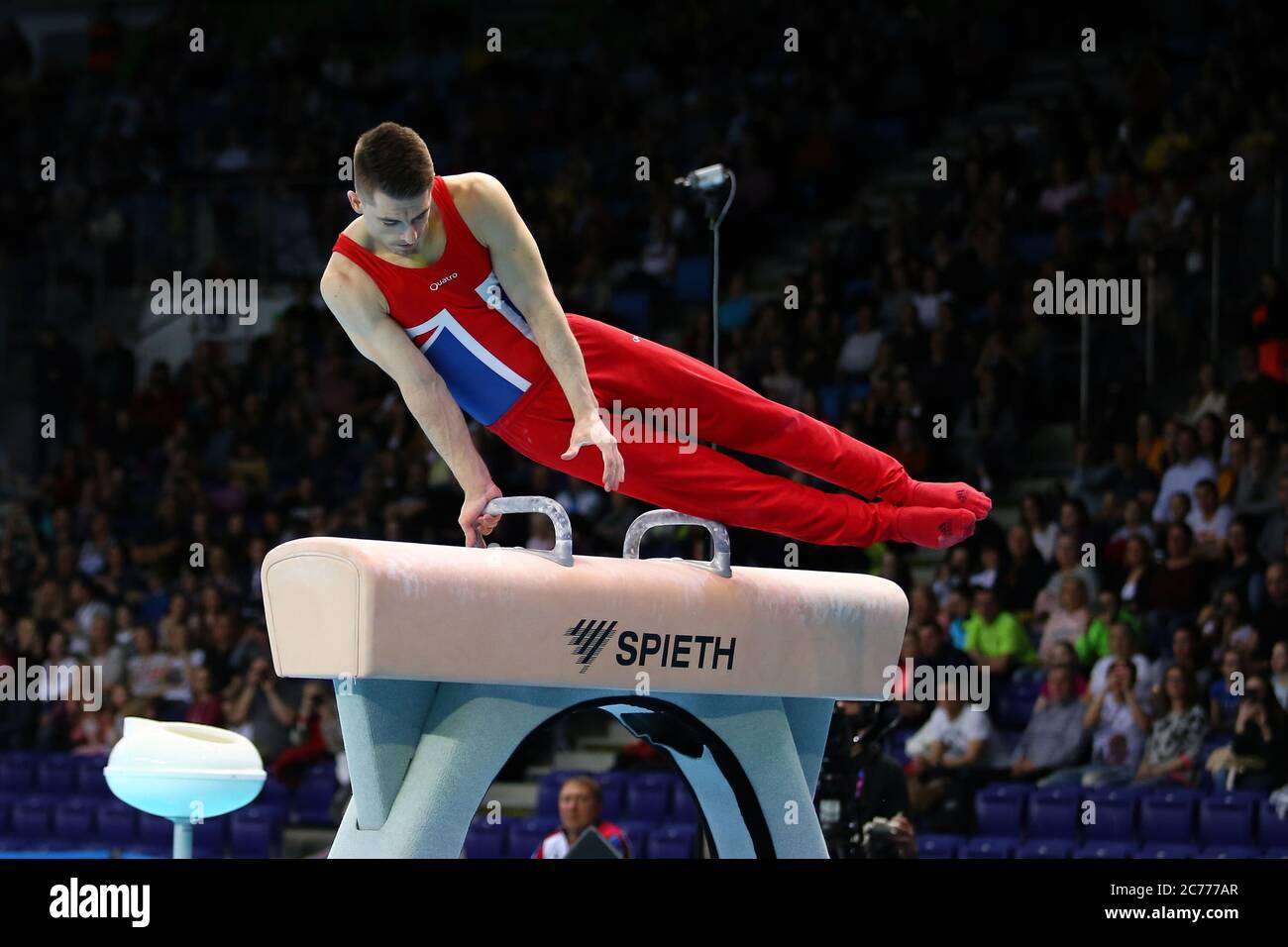 Szczecin, Polonia, 13 Aprile 2019: Max Whitlock di Gran Bretagna compete sul cavallo durante gli Europei di Ginnastica Artistica campionati Foto Stock