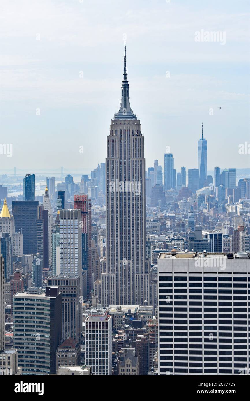 Una vista ritratto dall'attrazione turistica Top of the Rock di New York, che guarda a sud fino all'Empire state Building. Skyline del centro città. Foto Stock