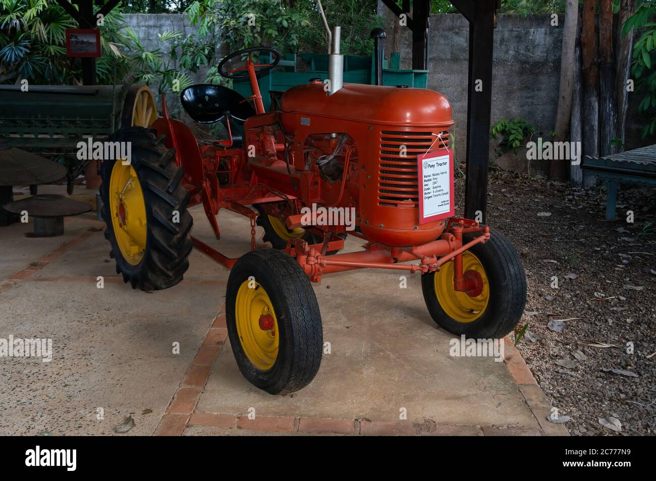 Un trattore arancione restaurato Massey Harris Pony del 1947 (fabbricato in Canada) esposto all'interno del museo storico Holambra, situato all'Alameda Mauricio de Nasau Foto Stock