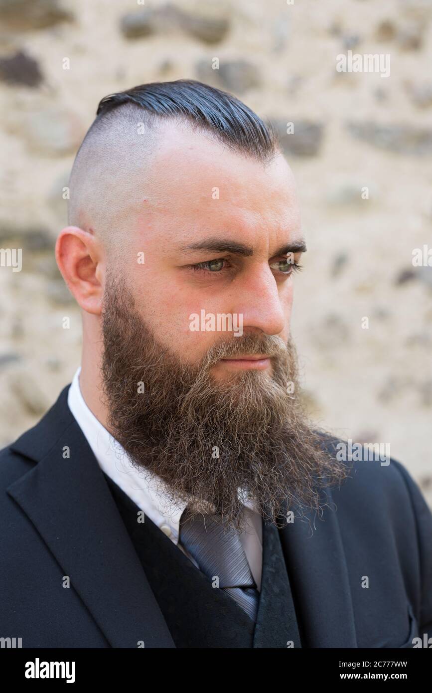 Ritratto Di Un Uomo Con Barba Lunga E Un lio Corto In Abiti Eleganti Foto Stock Alamy