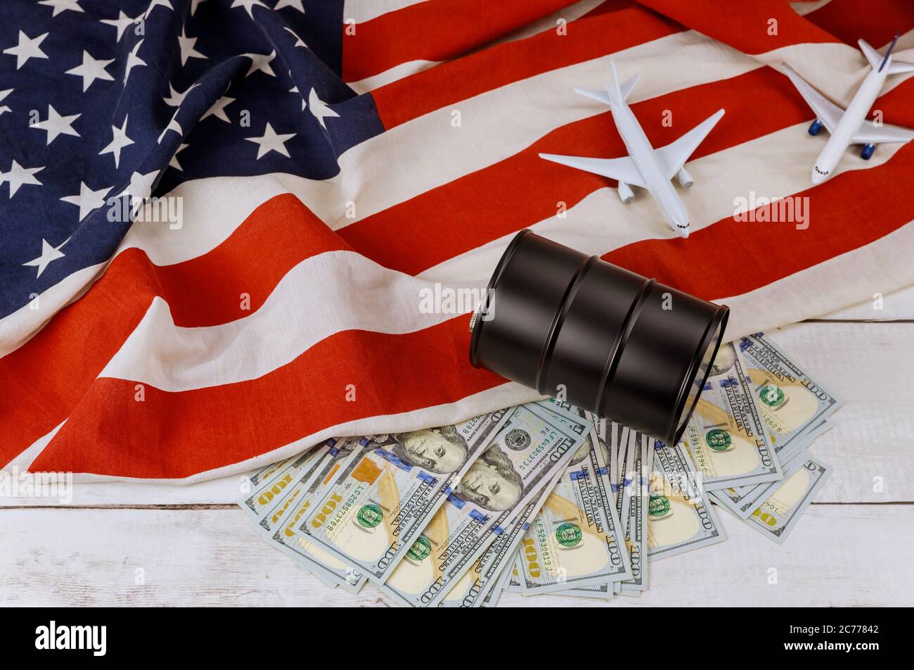 Barili di petrolio sul commercio del petrolio del dollaro degli Stati Uniti, i prezzi mondiali crescenti del petrolio marca USA modello di bandiera dell'aeroplano Foto Stock