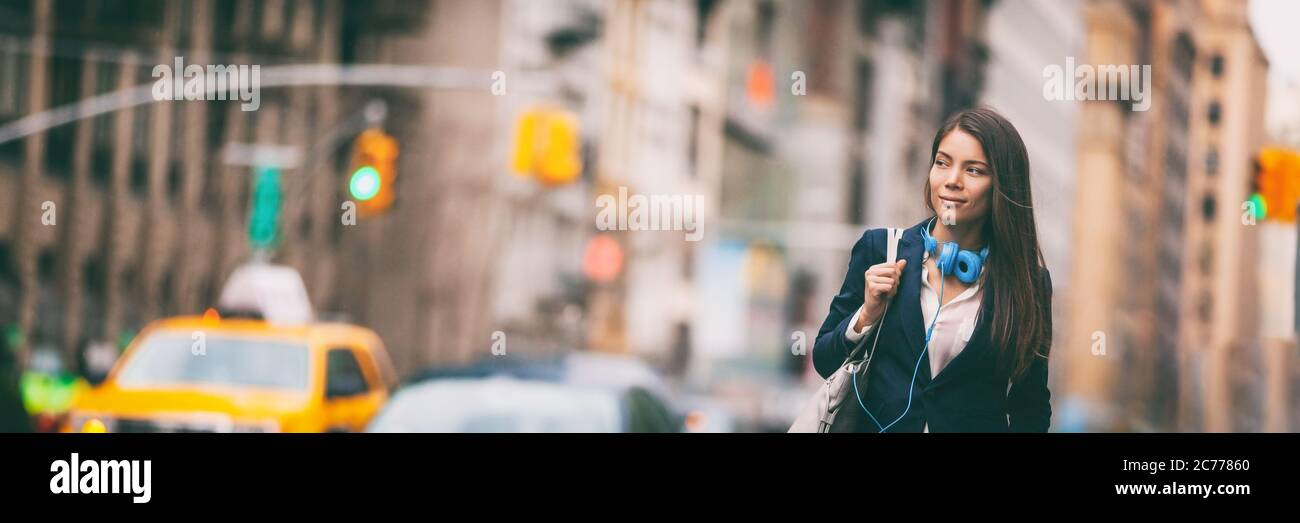 New York City Lifestyle giovane donna asiatica a piedi si trova in via NYC. Gente urbana hipster ragazza in traffico banner panorama. Signora cinese che cerca Foto Stock