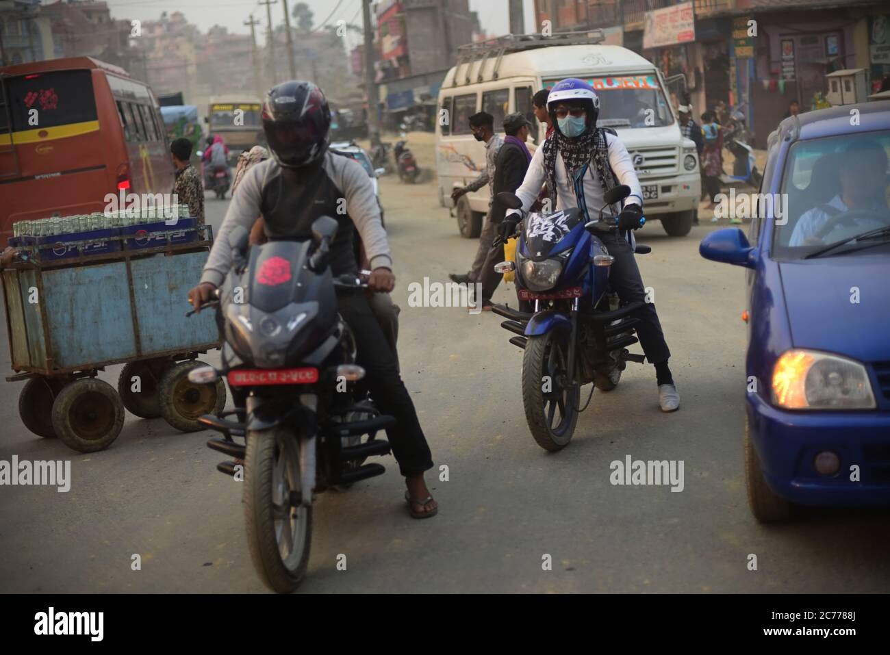 Una vista del traffico stradale in un incrocio a Kathmandu, Nepal. Foto Stock