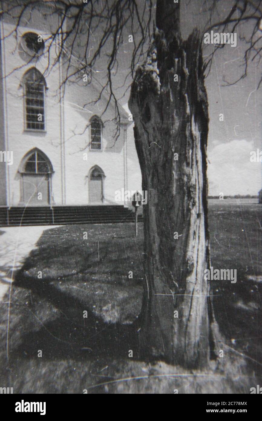 Fine anni '70 vintage nero e bianco stile di vita fotografia di una chiesa di campagna pianura. Foto Stock