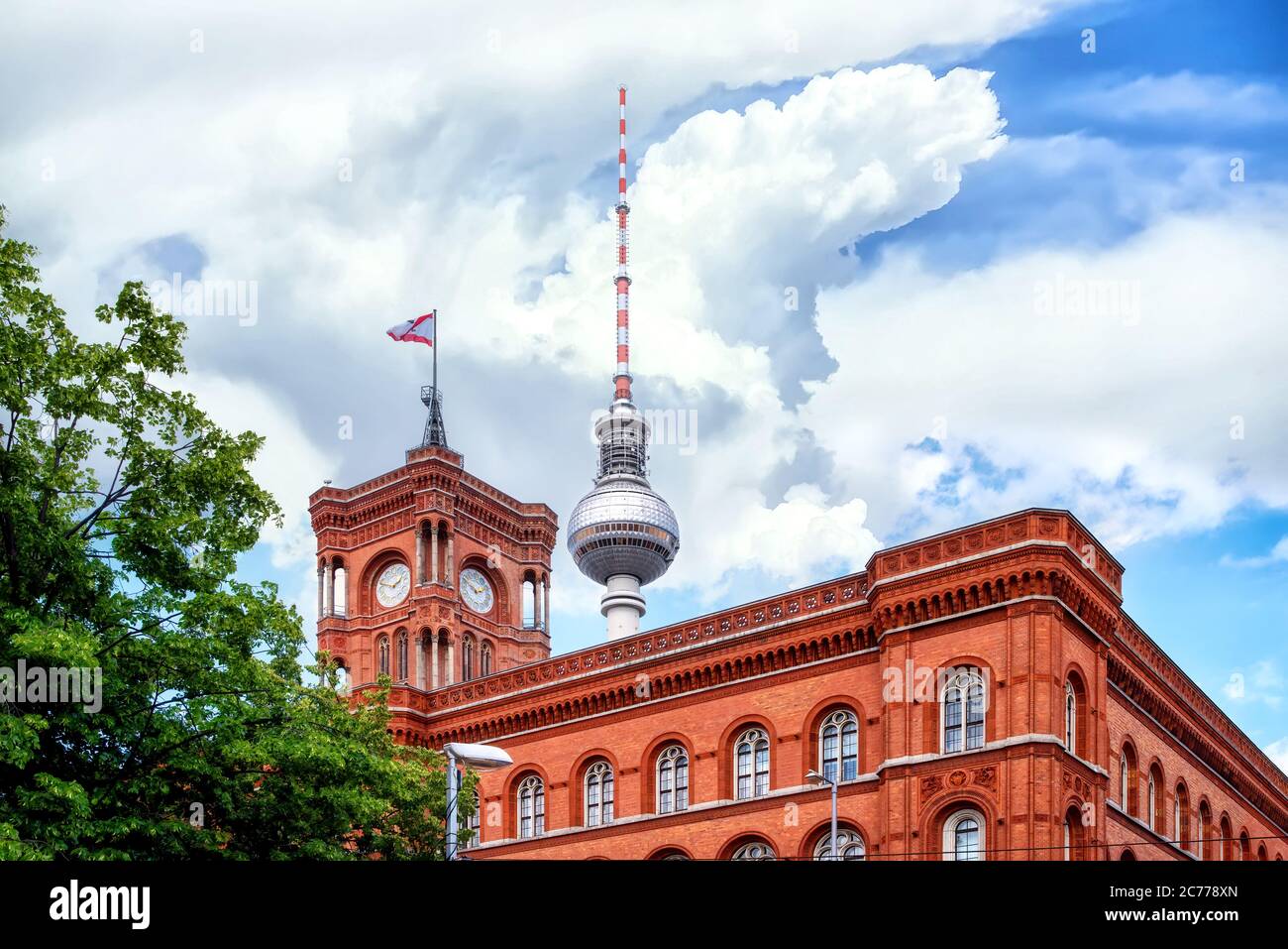 Il Municipio Rosso (Rotes Rathaus) e la torre della televisione a Berlino Foto Stock