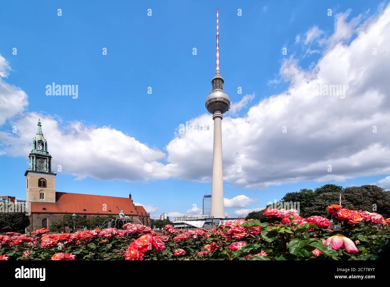 Berlino, Germania, 06/14/2020: Vista sulla torre della televisione, sulla Marienkirche e sulla Fontana di Nettuno a Berlino Mitte, Germania Foto Stock