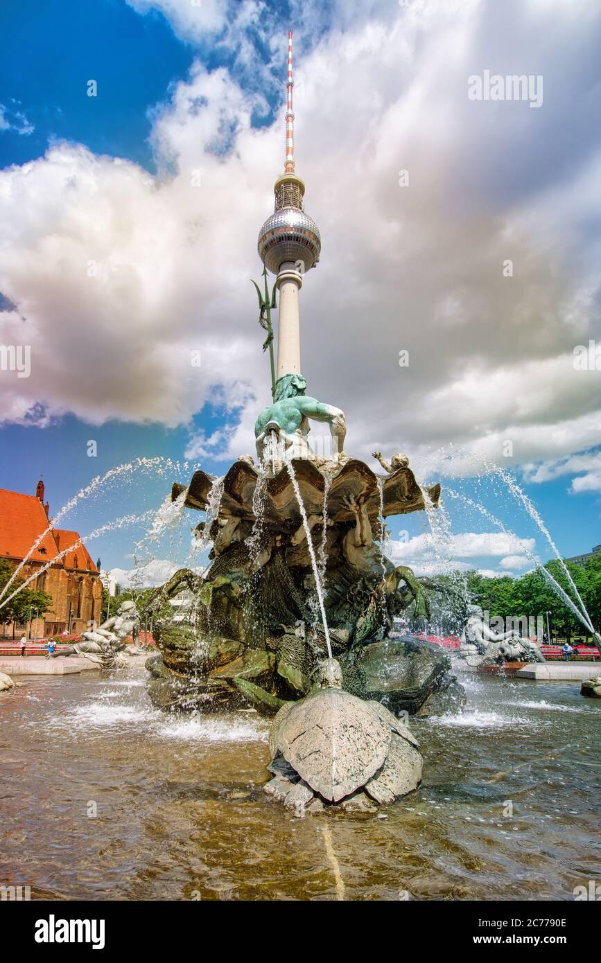 Berlino, Germania, 06/14/2020: La Torre della Televisione e la Fontana del Nettuno a Berlino, Germania Foto Stock