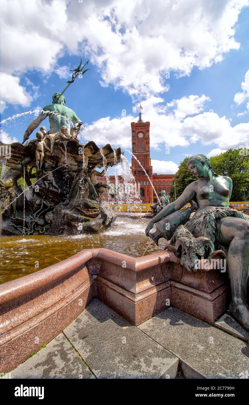 Berlino, Germania, 06/14/2020: Il Municipio Rosso (Rotes Rathaus) e la Fontana di Nettuno a Berlino Foto Stock
