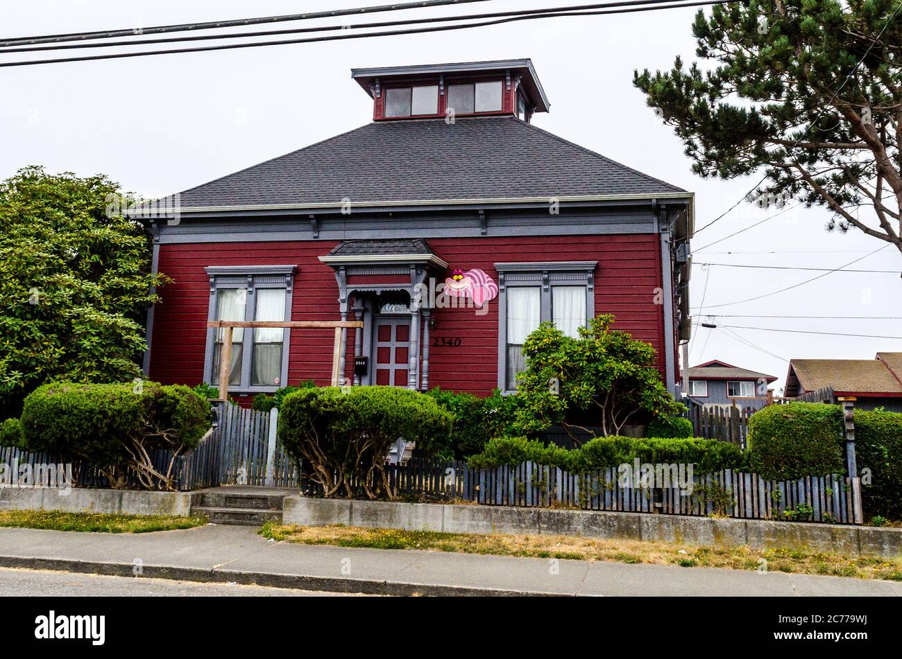 Una graziosa piccola casa con un gatto Cheshire sul davanti in Eureka California USA Foto Stock