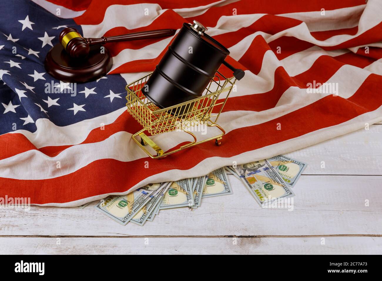 Olio del barile nero di petrolio di cento dollari statunitensi fatture su una bandiera nel giudice di legno USA martello Corte showdown Foto Stock