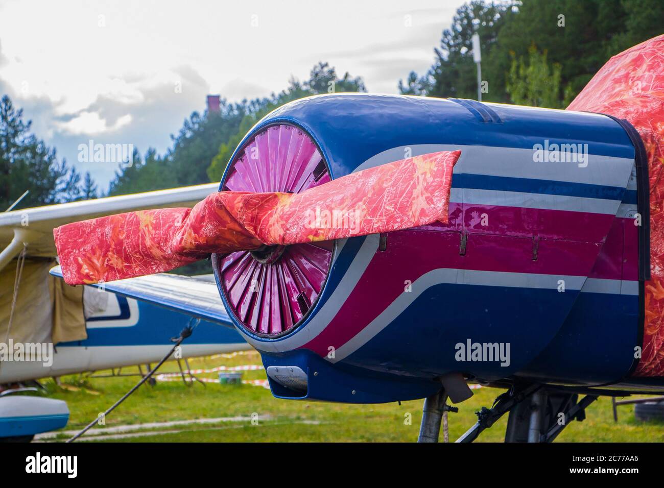 Vintage Aircraft si prepara al decollo sullo sfondo di un cielo tempestoso Foto Stock