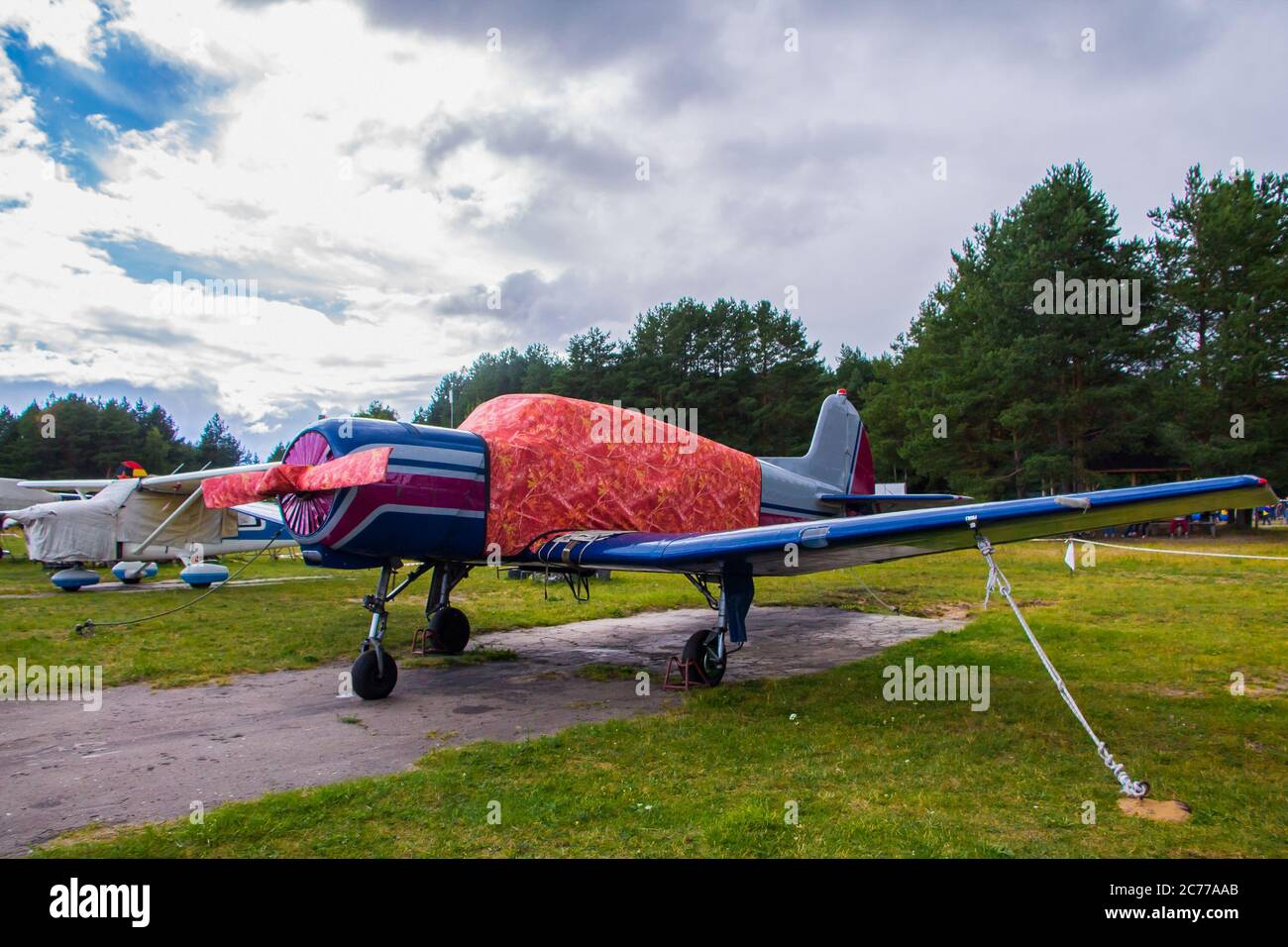 Vintage Aircraft si prepara al decollo sullo sfondo di un cielo tempestoso Foto Stock