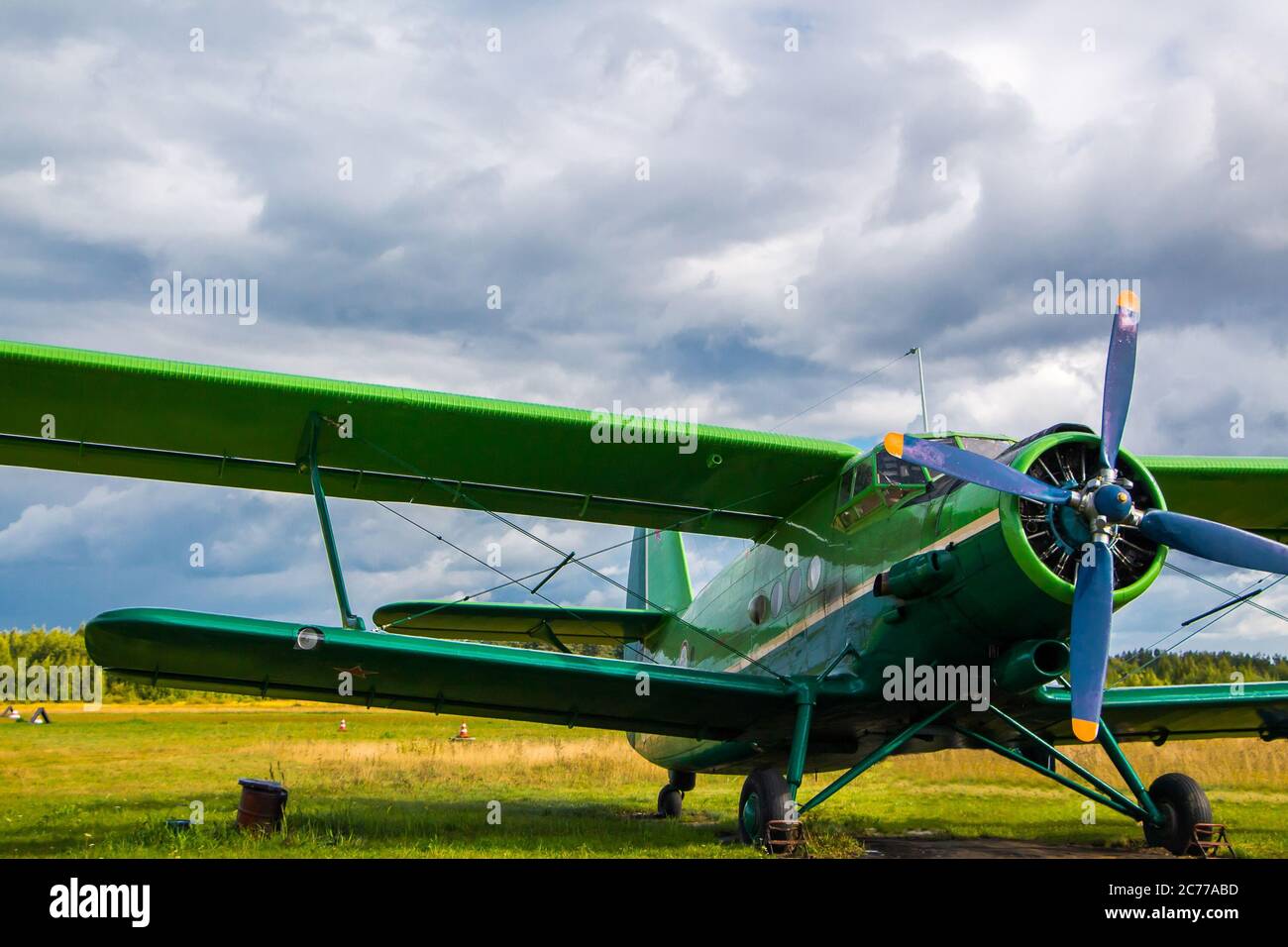 Vintage Aircraft si prepara al decollo sullo sfondo di un cielo tempestoso Foto Stock