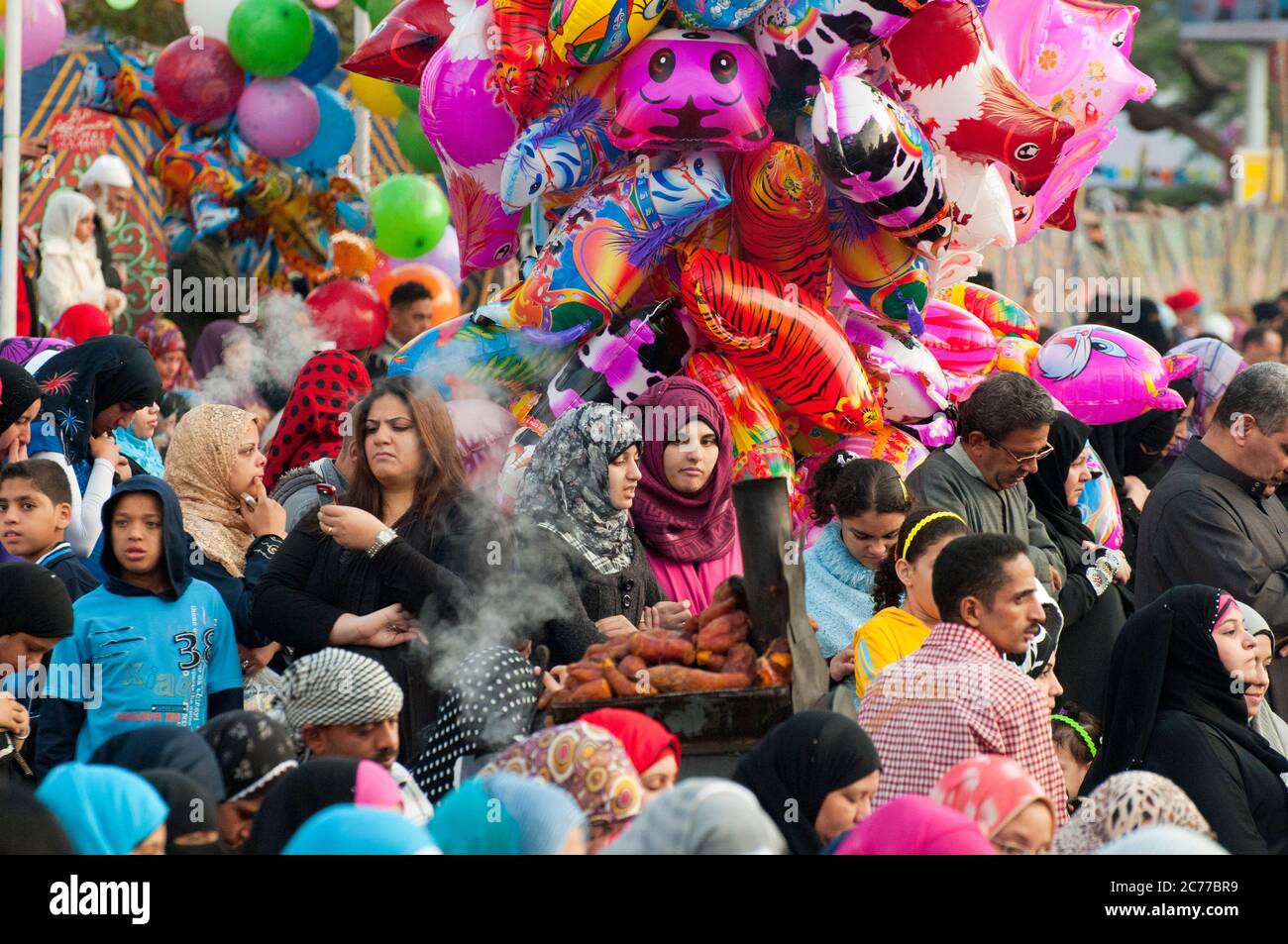 Egiziani che celebrano Eid el Adha, la festa islamica del sacrificio, al Cairo Foto Stock