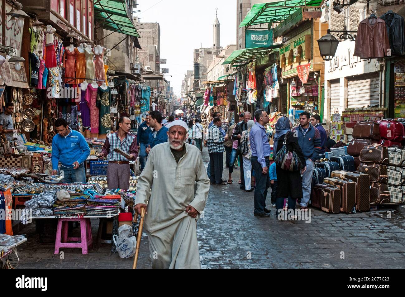 Mercato di strada lungo Muski nel Khan el-Khalili trimestre del Cairo islamico, Egitto Foto Stock