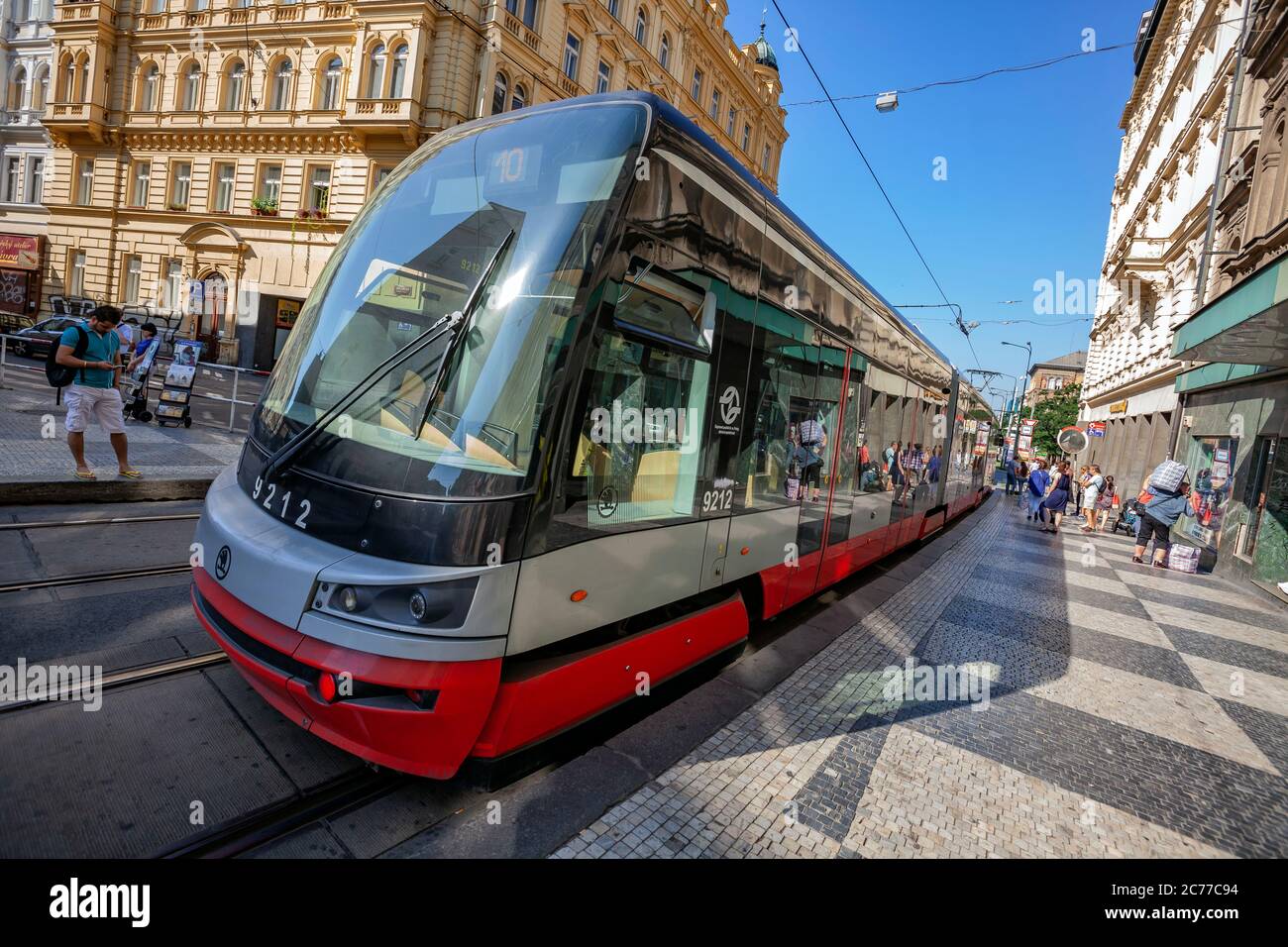Vista frontale del tram moderno nel centro di Praga Foto Stock