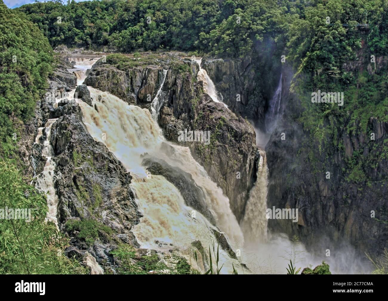 Possenti Cascate Barron sul Fiume Barron presso la Gola di Barron vicino a Kuranda durante la stagione umida - appena sulla collina da Cairns Foto Stock