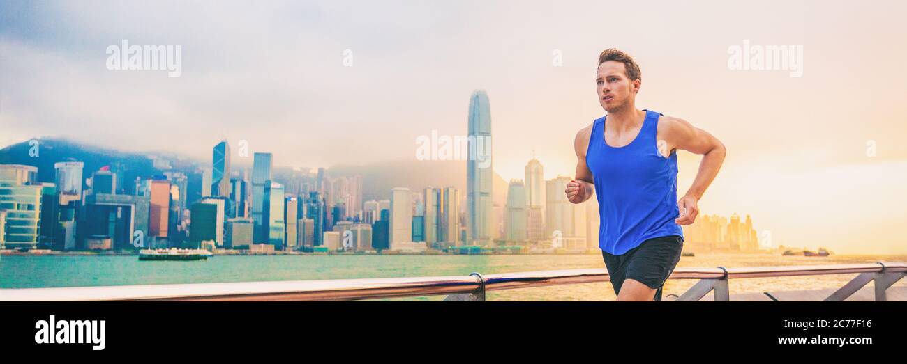 Corridore attivo jogging nella strada di Hong Kong vivere un sano stile di vita allenamento mattutino. Atleta maschio di expat caucasico che lavora fuori Foto Stock