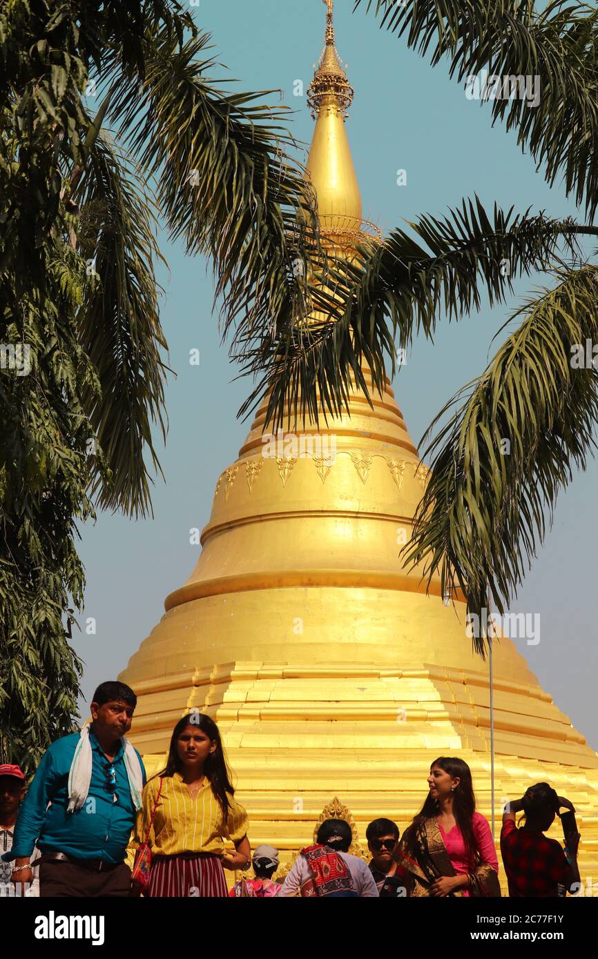 Golden color cambogiano stupa situato a Lumbini, Nepal, il 17 2018 ottobre. Luogo di nascita del signore Gautam Buddha Nepal, Lumbini . Foto Stock