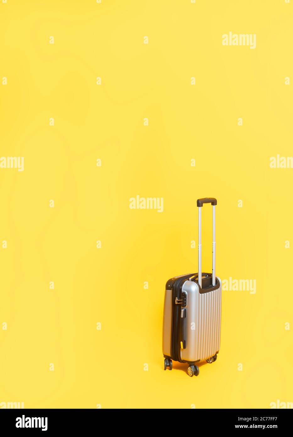Borsa da viaggio con codice numerico di chiusura lampo bloccato. Codice codice in valigetta argento su sfondo giallo con spazio per la copia. Foto Stock