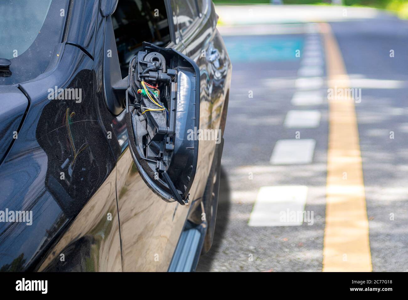 Incidente auto specchietto retrovisore rotto. Incidente auto su strada. Foto Stock