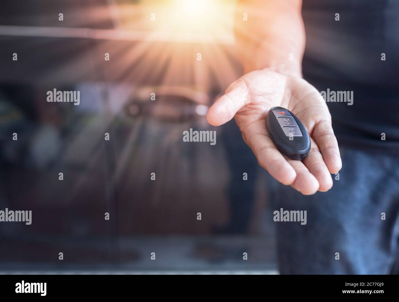 Telecomando con chiave per auto a portata di mano. Mano uomo che dà un telecomando auto. Foto Stock