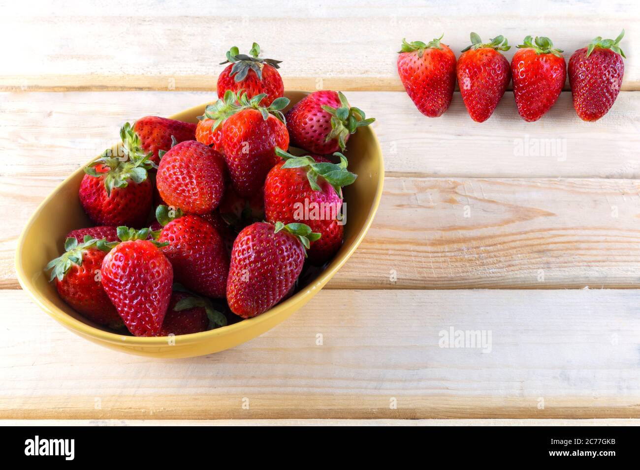 strawberrys in soffio sul tavolo di legno con spazio di copia per testo o disegno. Foto Stock