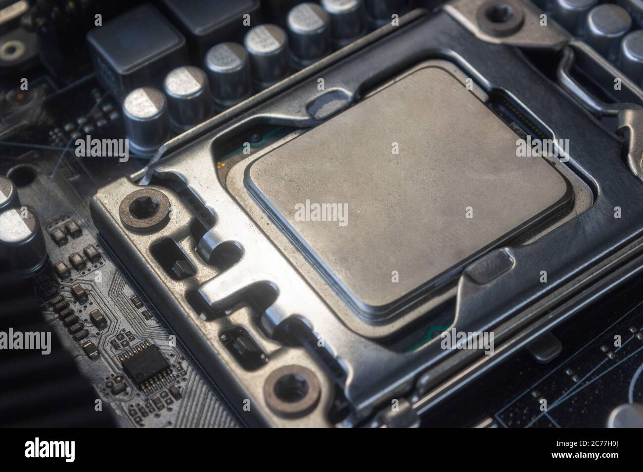Primo piano del socket cpu sul PC della scheda madre con processore cpu Foto Stock